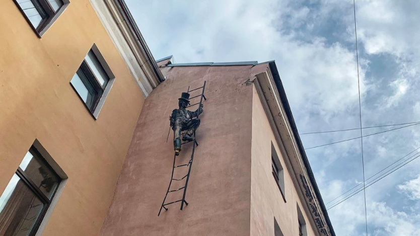 В Петербурге есть примета: если подержаться за пуговицу на одежде трубочиста и загадать желание - оно обязательно сбудется!