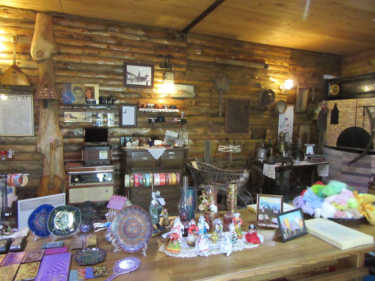 Старые вещи, старые фотографии.