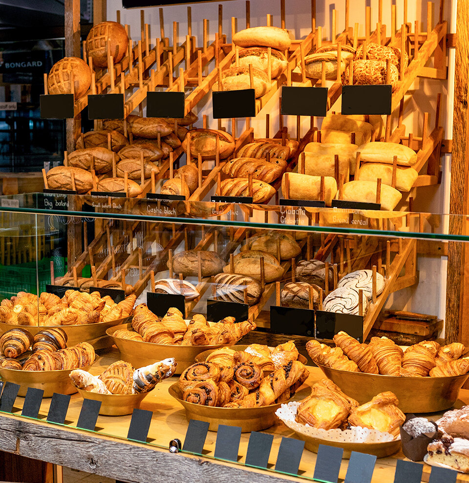Тёплые багеты, круасаны и огромное количество булочек, пирожных на любой вкус! Изображение Farhad Ibrahimzade pexels.com