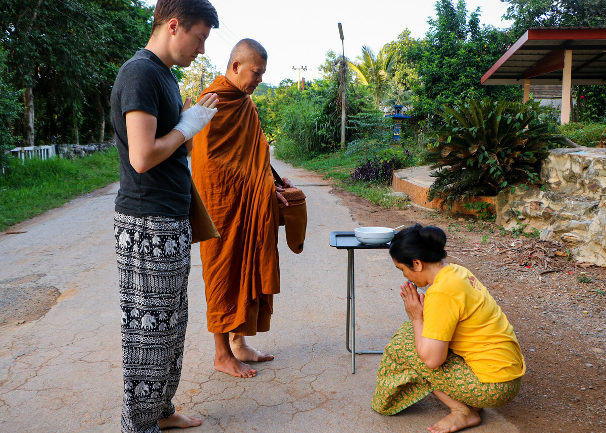 После принятия подношений от тайских жителей, 
монах читает им короткое благословение