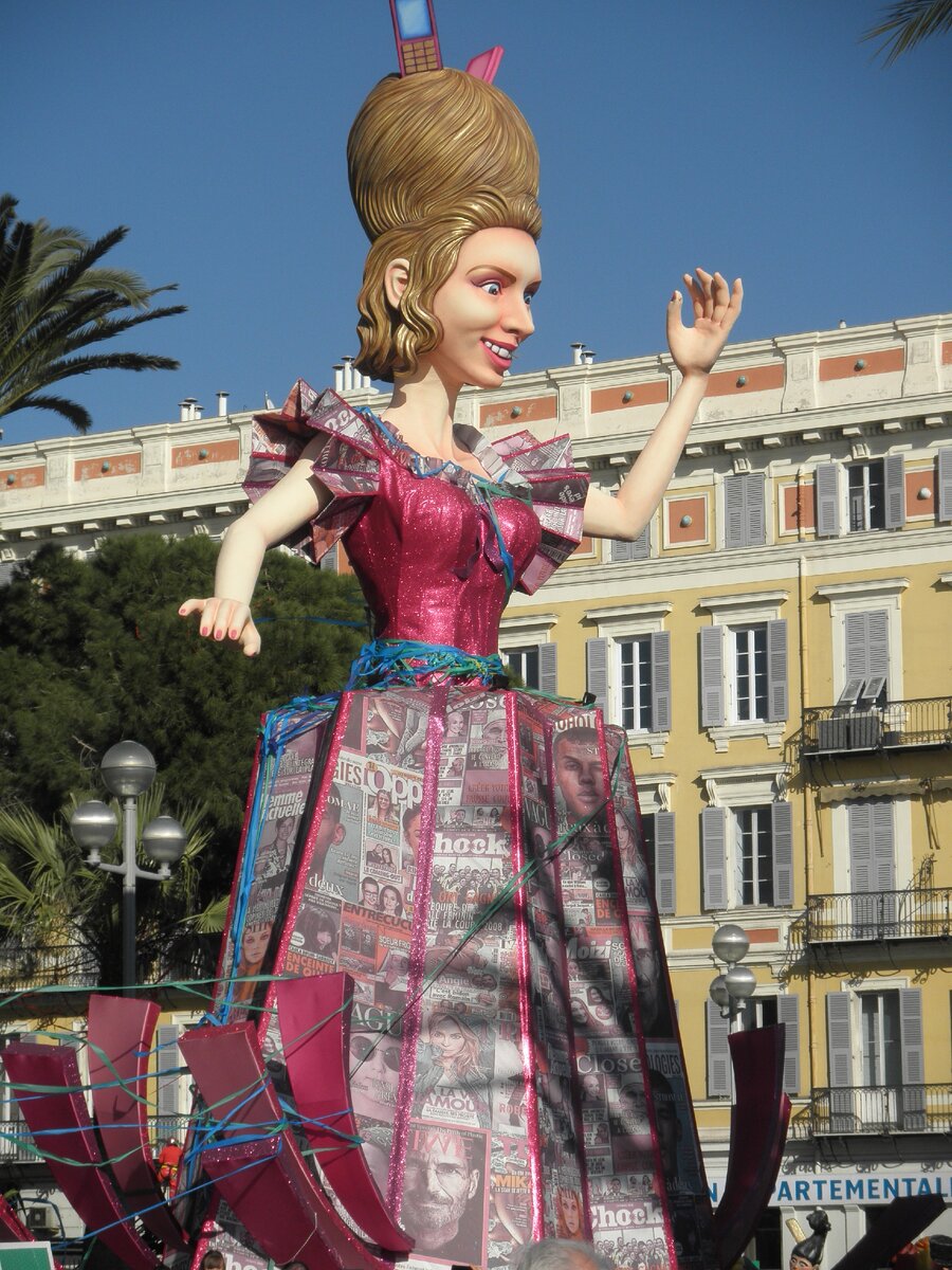 Каждую куклу создают в специализированном ателье, в течение месяцев.