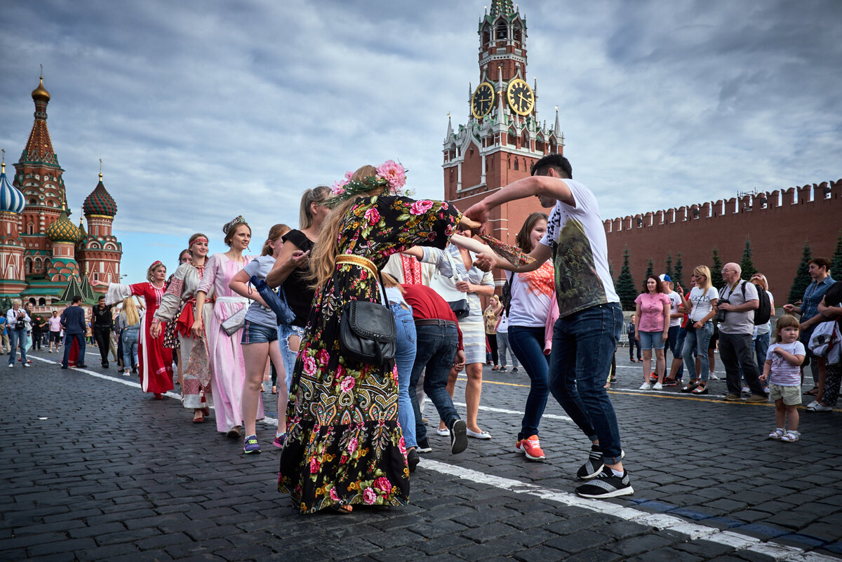 Многих жителей. Москва 2018 мундиаль фанаты у стен Кремля. Встречай Россия.