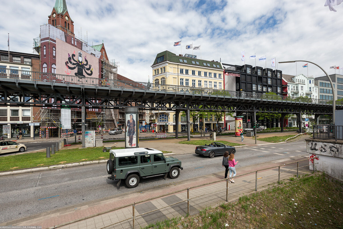 Припарковали машину и идет гулять. На фото эстакада линии метро, которое было открыто в Гамбурге в 1912 году.