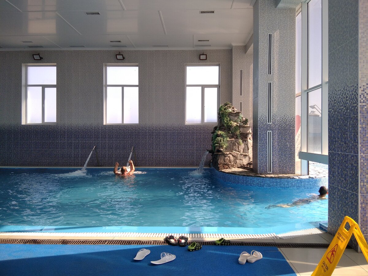 Из крытого бассейна можно выплыть в открытый