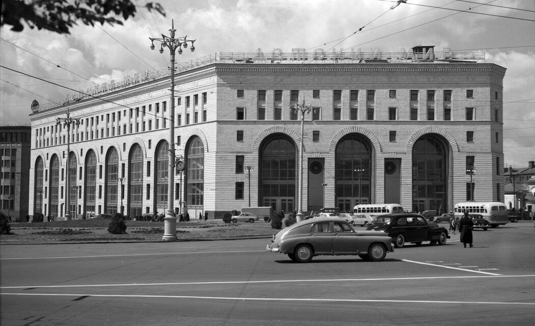 Здание Десткого Мира. Перед ним пустая площадь. Снимок начала 1950-х.