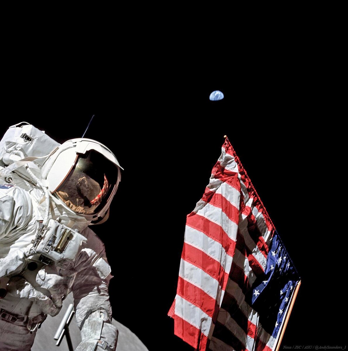  Харрисон Шмитт и флаг США - Аполлон-17, выше видна Земля, фото NASA