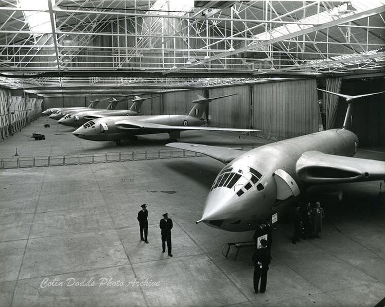 бомбардировщики Victor B.1 в ангаре базирования.