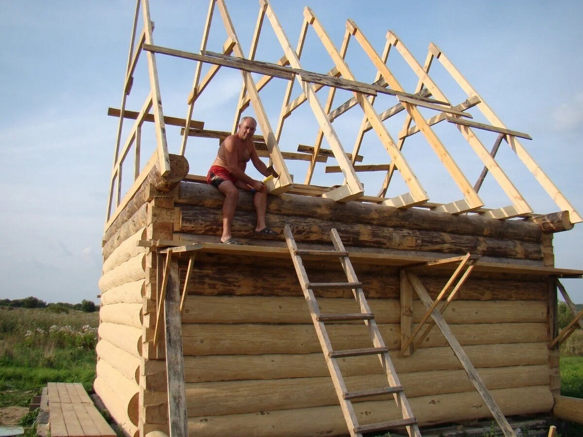 Муж строит нашу баню. Счастливый человек :)