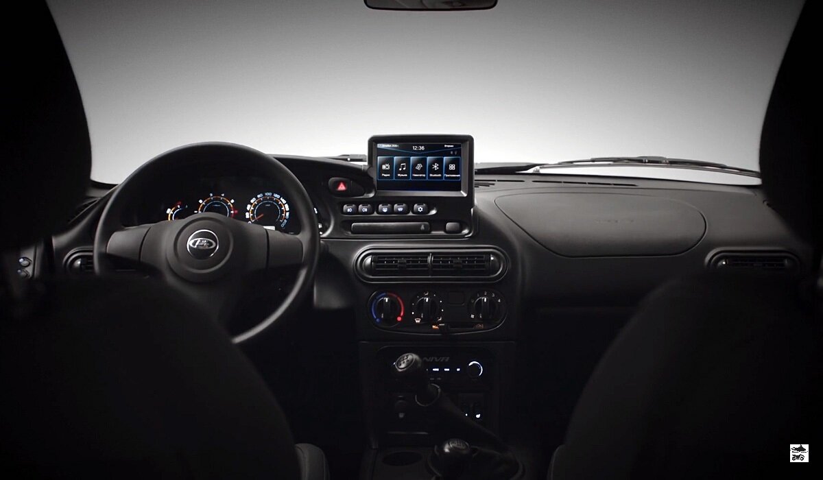 Одинокий чужеродный дисплей не может "скрасить" отвратительное управление раздаткой. Замена древнего управления печкой была бы уместнее для этого интерьера.