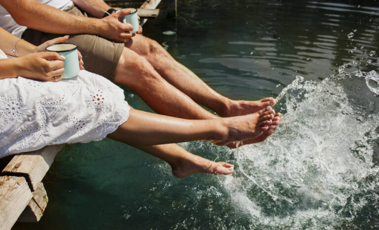 Ноги в воде. Ступни в воде. Мужские ноги в воде. Мужские и женские ноги.