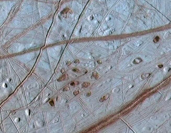 Один из участков поверхности Европы (фото NASA/JPL/University of Arizona/University of Colorado)