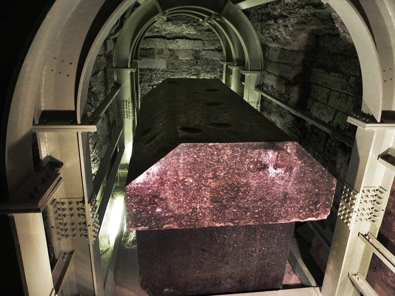 В египте вскрыли саркофаг с захороненной 2500 лет назад мумией. Серапеум египет. Египет пирамида хеопса тайная комната. Саркофаги серапеума в саккаре. Саркофаги в египте серапиум.