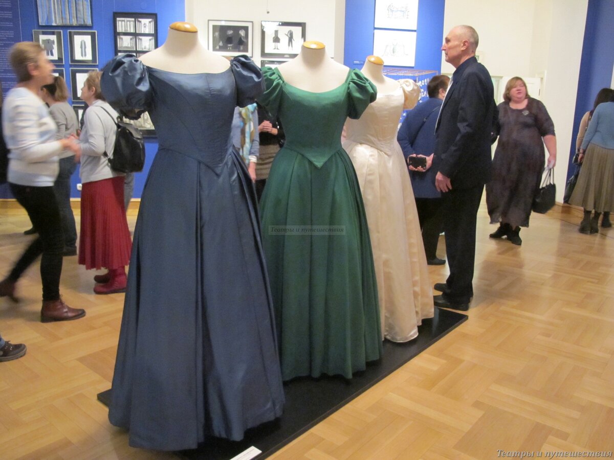 После дефолта, что ли, они платья шили...