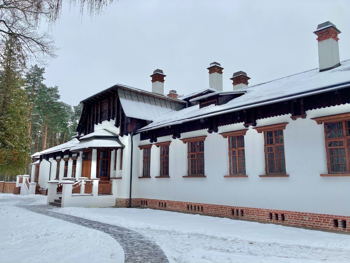Главный вход в усадьбу