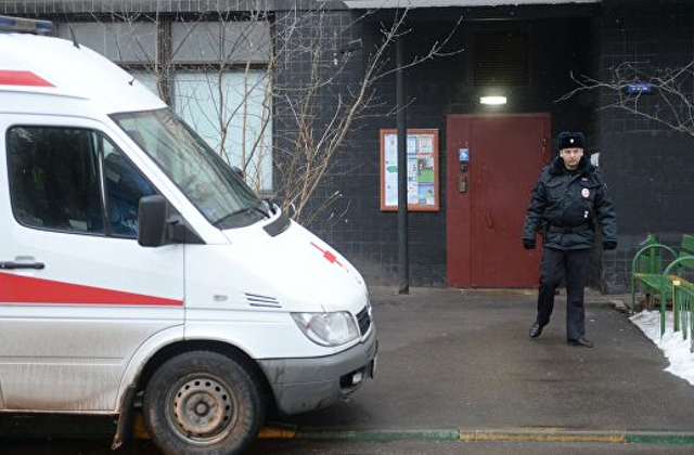 Младенец умер в одной из московских больниц от тяжелых травм головы, которые получил, выпав из рук няни. Об этом со ссылкой источник в правоохранительных органах сообщает «360». По словам правоохранителя, о смерти младенца от многочисленных травм головы, в том числе переломов теменных костей и кровоизлияния в мозг, 14 января сообщили в полицию врачи Морозовской детской городской клинической больницы № 47.
В ходе проверки выяснилось, что мальчик пострадал 30 октября 2020 года, когда няня, державшая его на руках, внезапно почувствовала себя плохо и потеряла сознание. Падая, она уронила ребенка, в тот же день малыш был госпитализирован, но спасти его не удалось.
По данным «Московского комсомольца», за мальчиком присматривала гражданка Узбекистана. Об этом ее попросила землячка, также живущая в Москве. При этом мать навещала мальчика крайне редко и не сразу отреагировала на просьбу няни забрать малыша, так как она не может больше за ним присматривать по состоянию здоровья.
«В роковой день 30 октября днем няня увидела, что подгузник малыша переполнился. (…) Она взяла мальчика, пошла в ванную и почувствовала головокружение. Руки ослабли, женщина начала оседать на пол. К несчастью, она не удержала кроху в руках — малыш ударился головой сначала о раковину, а затем о кафельный пол», — отмечает издание.

Врачи боролись за жизнь ребенка несколько месяцев, и все это время няня была с ним в больнице. Что касается матери, то в лечебном учреждении она появилась от силы два раза.