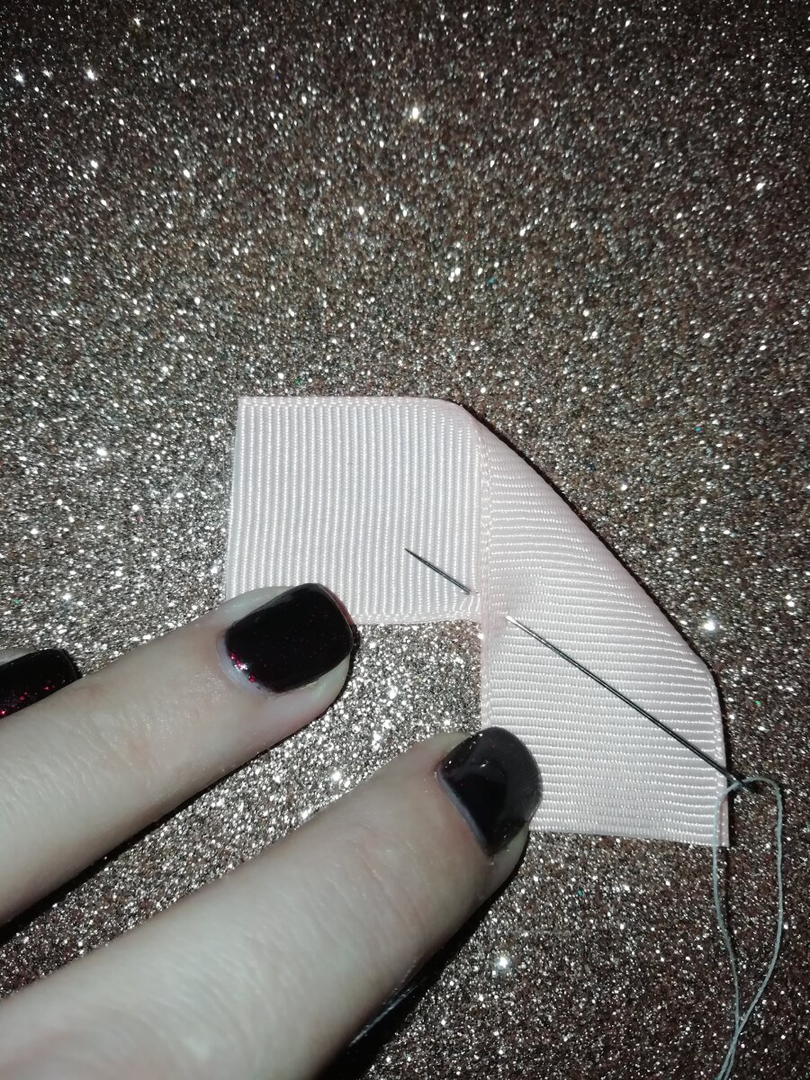 1. Складываем ленту под прямым углом