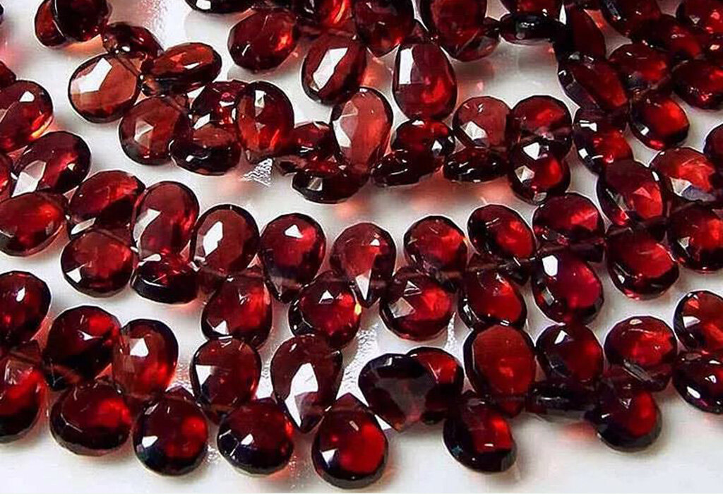 Украшение из гранатов