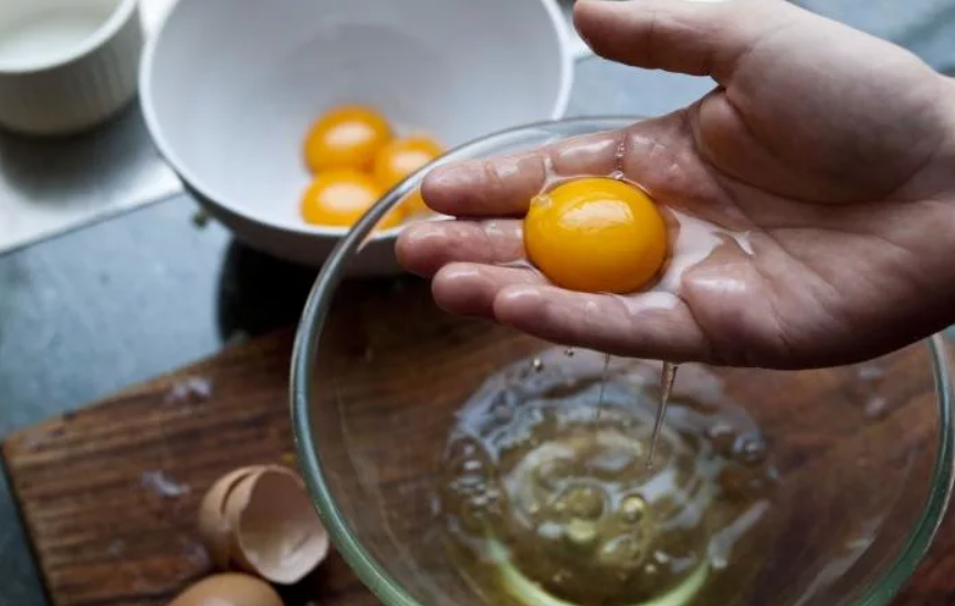 Желток и белок. Как отделить белок и желток. Яичные белки и желтки. Как отделить желток от белка бутылкой. Как отделить белок и желток.