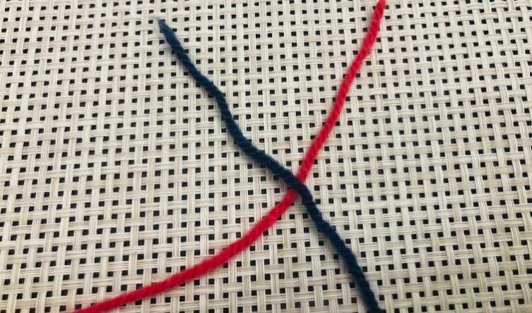 Накладываем сверху второй конец нити