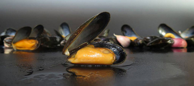 МИДИИ С ЛУКОМ, БЛАНШИРОВАННЫЕ В БЕЛОМ ВИНЕ