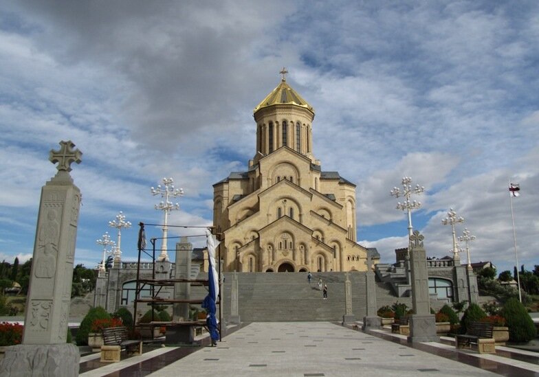 Кафедральный собор Цминда Самеба (Святой Троицы) в центре Тбилиси