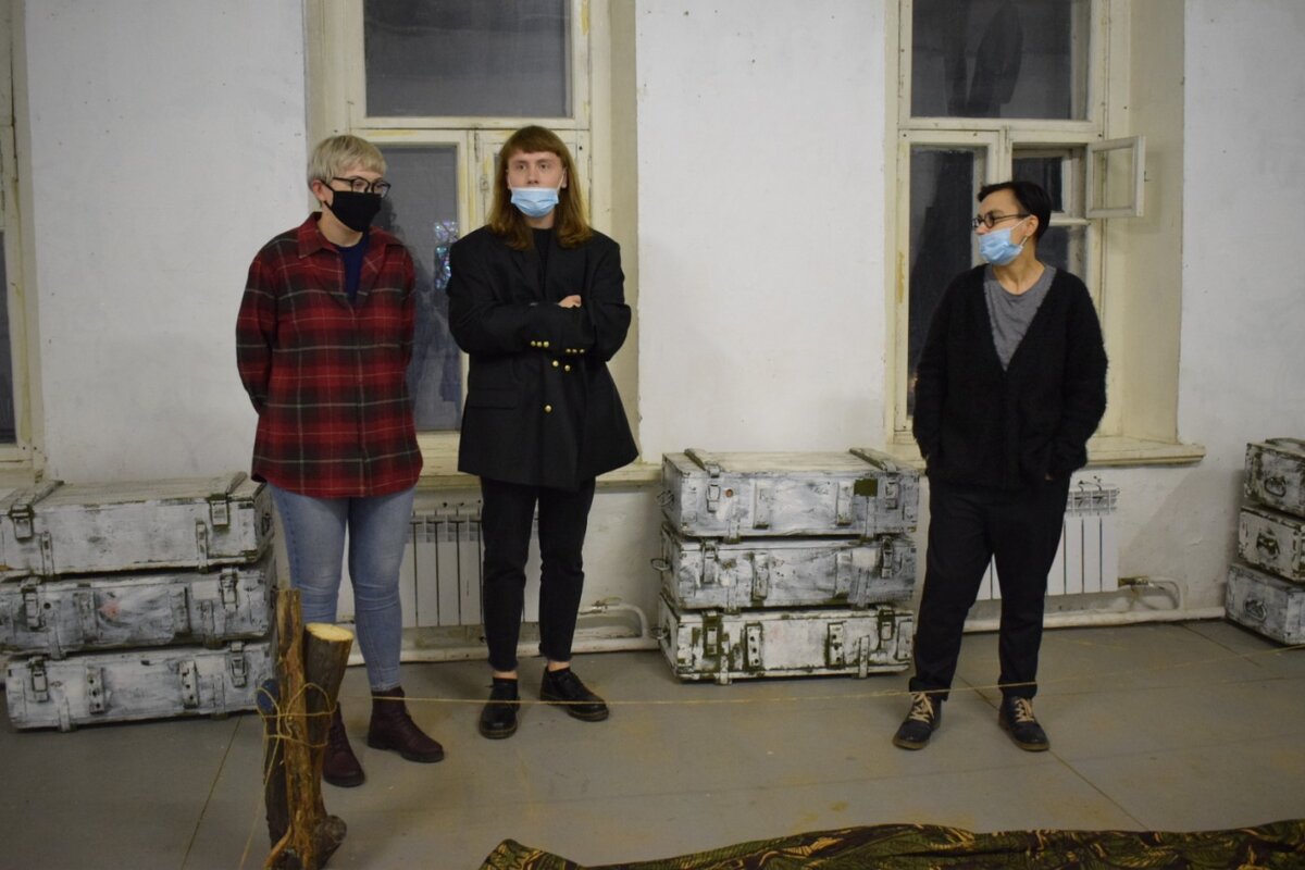 Слева направо: Д. Микеева (куратор выставки), В.Тишин (автор выставки), В. Филиппова (директор МВЦ "Фотодом" г. Рязани)