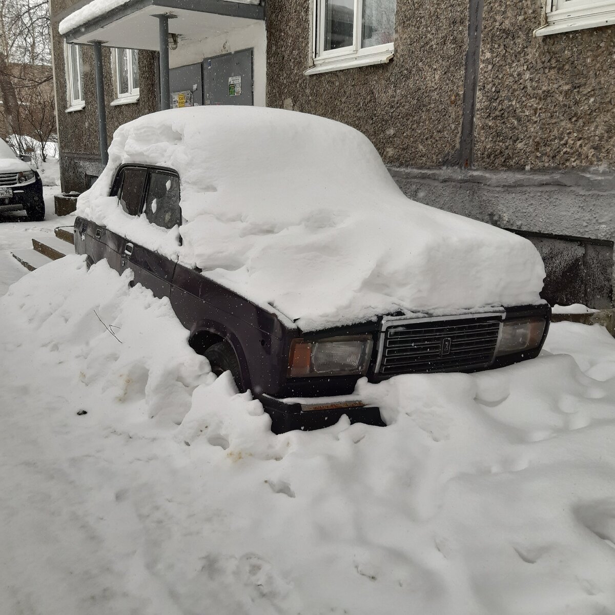 Раритет занимает машино-место во дворе. Фото автора