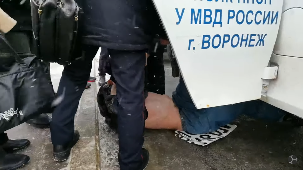 Фото из ресурса Яндекс-картинки.Так полицейские двумя экипажами  заталкивали пенсионера в машину.