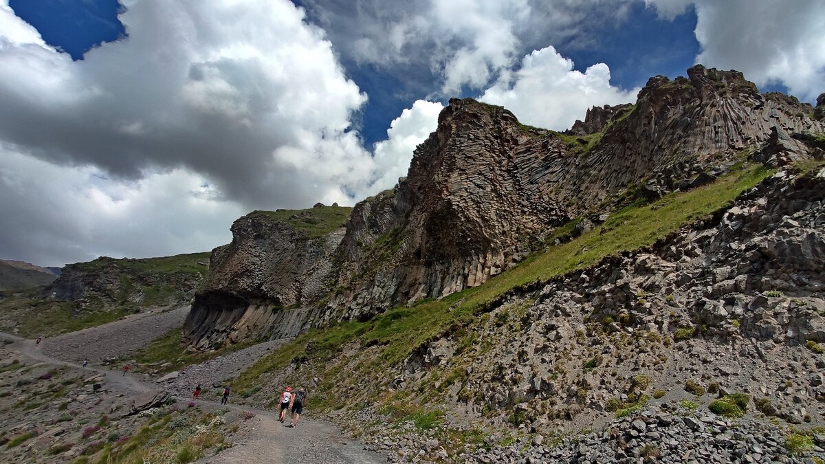 Красивые столбчатые скалы по пути на водопад Девичьи косы.