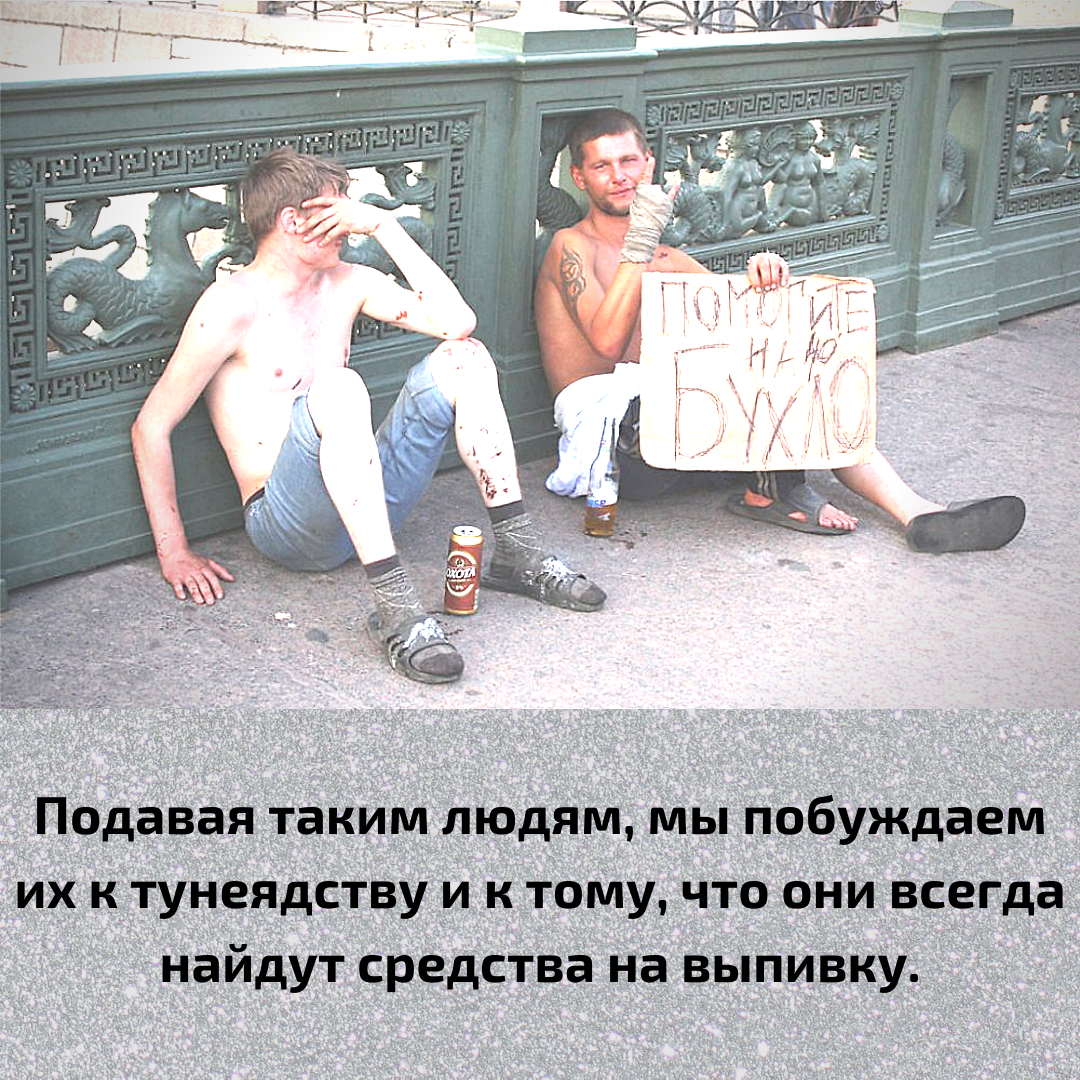 Многие улыбаются, проходя мимо таких плакатов