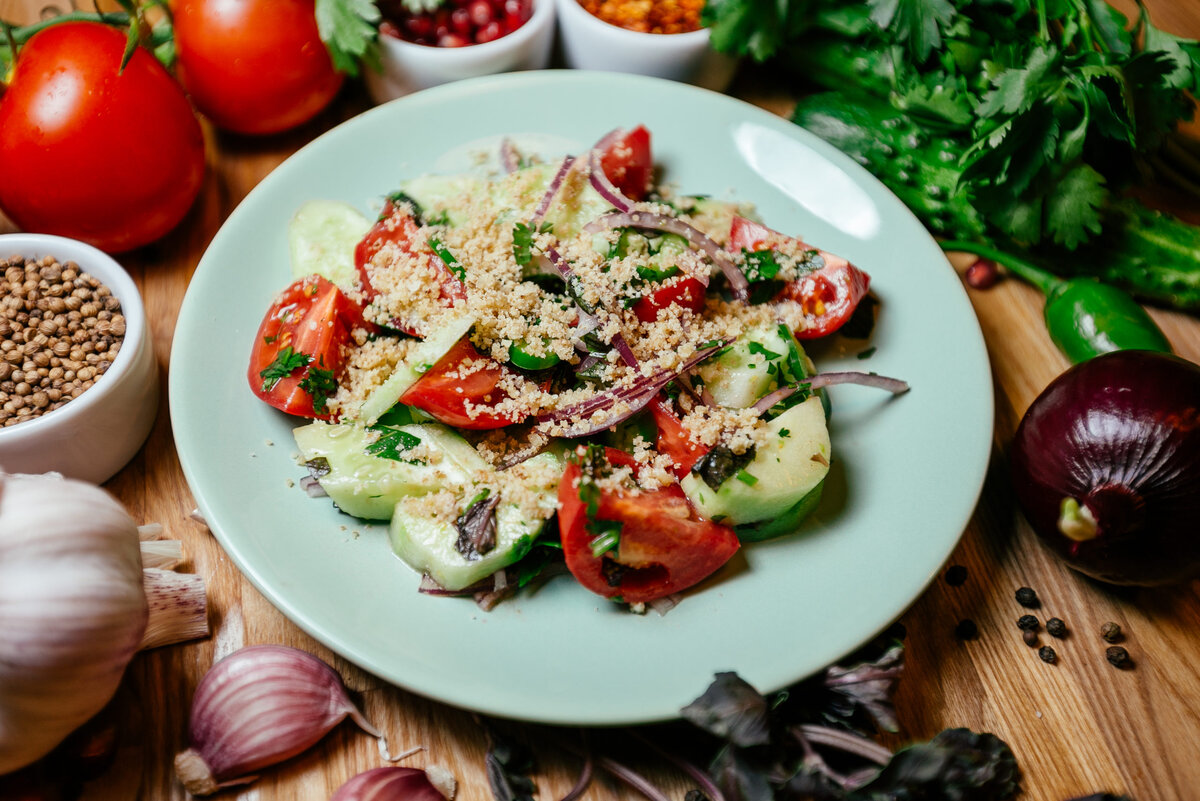 Овощной салат по-грузински с грецкими орехами