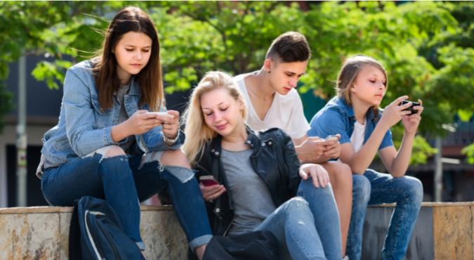 Подростки на прогулке. Фото из открытых источников