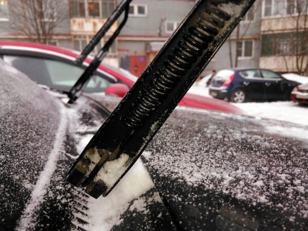 пружины растянутся и их упругость уменьшится. В результате этого щётка будет неплотно прижиматься к стеклу;Если щётки подняты, то пружины растягиваются, поэтому их упругость уменьшается