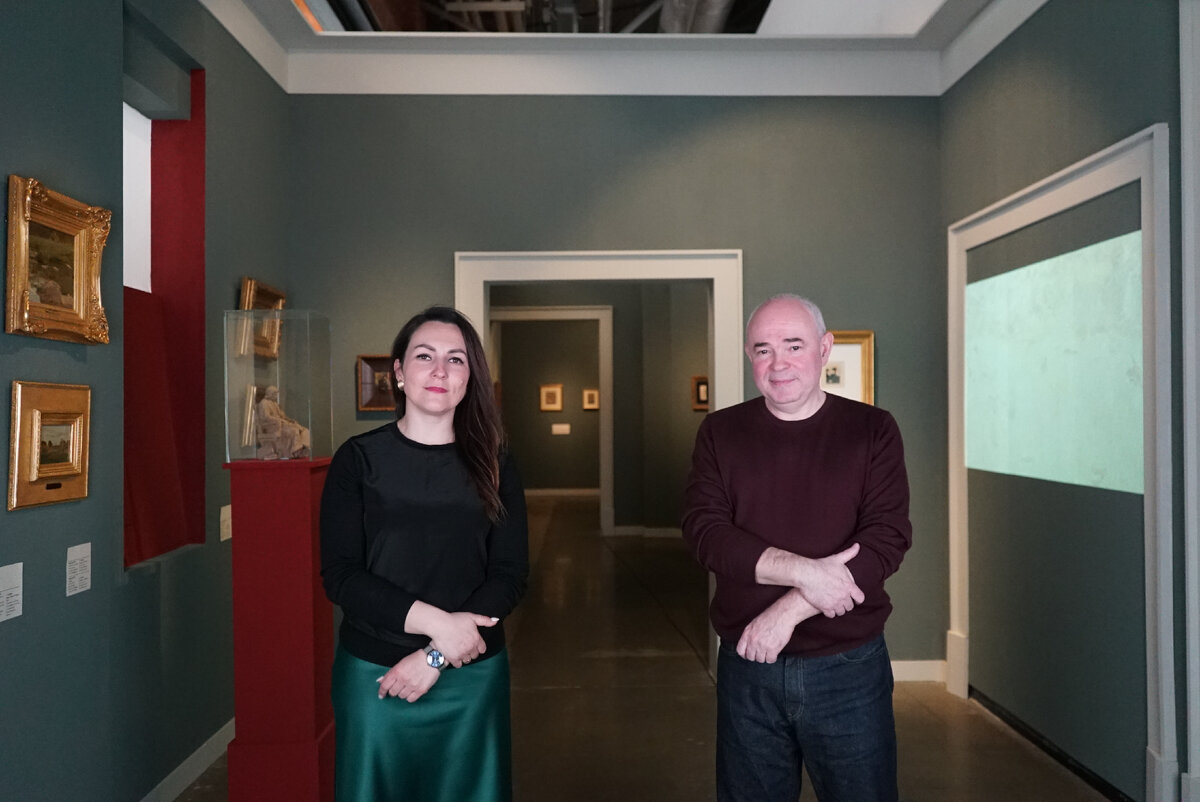 Главный редактор журнала ВЕС Виктор Паленный и экскурсовод по Москве на русском жестовом языке и международных жестах Татьяна Трофимова рассказывают о самых интересных работах выставки.