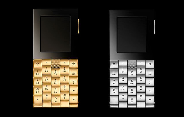  5 Aesir AE+ Y Phone Aesir AE+ Y Phone по цене в жалких, ничтожных  60000 $ , по прогнозам аналитиков, способен составить конкуренцию изделиям Vertu.

Технологии 10-ти летней давности: ни сенсорного экрана, ни подключения к интернету, ни камеры, ни GPS, никаких шансов установить приложение Angry Birds. Звонки, сообщения, а в качестве развлечения: калькулятор и будильник.

Отсутствие функционала компенсирует материал – чистое золото (18 карат) и эксклюзивный дизайн от промышленного дизайнера Ива Бехара. Доступен к покупке в сети датских магазинов эксклюзивных товаров Aesir.

Кому нужно это чудо? Создатели телефона Aesir AE+ Y ориентируются в первую очередь на Московских олигархов. Нет, едва ли кто-нибудь станет им пользоваться. Но вот коллекцию элитных средств связи очень даже украсит.

Позаботился производитель и о малоимущих, выпустив бюджетную версию из стали вместо золота.