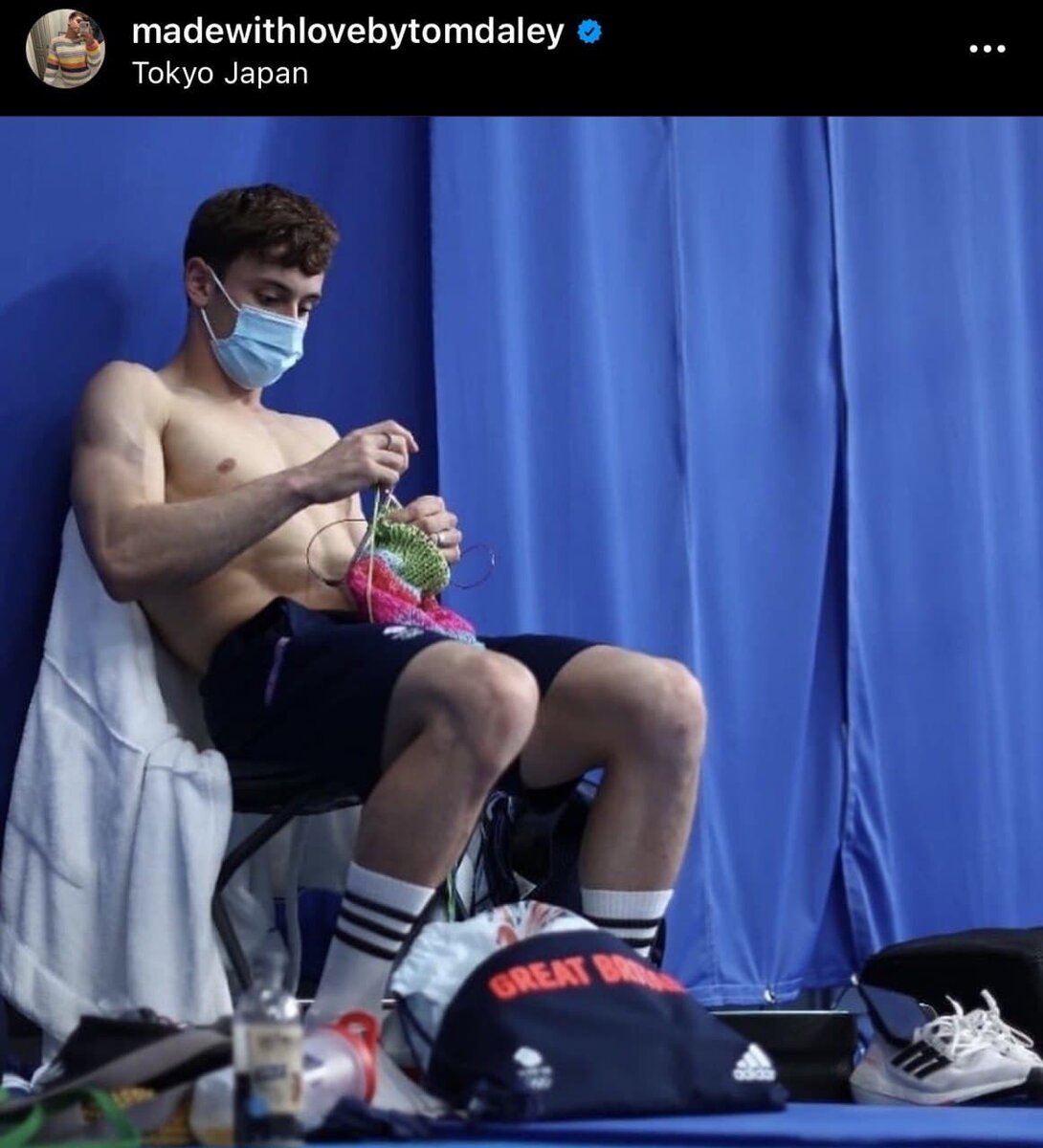 Человек просто вяжет, он выводит вас из себя? Не думаю