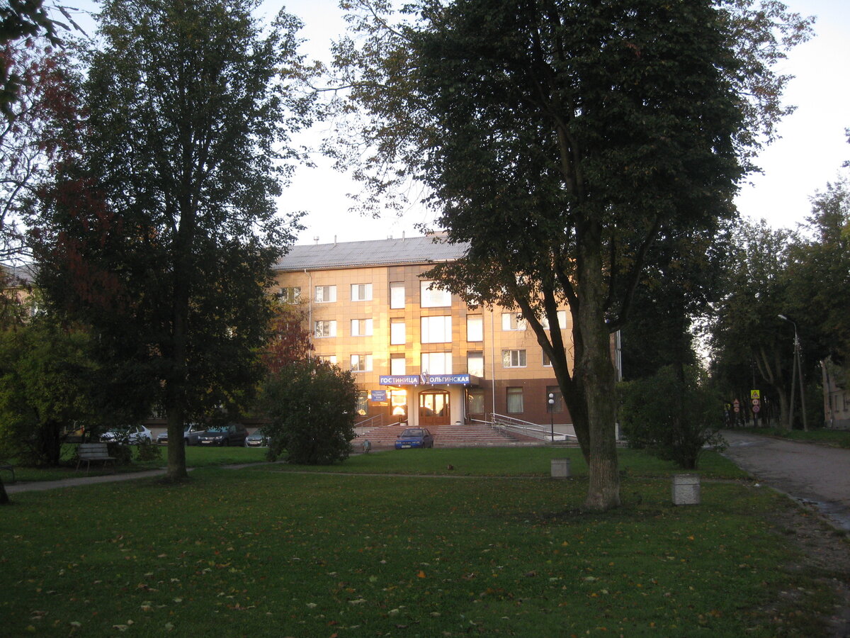 Вид на гостиницу от реки