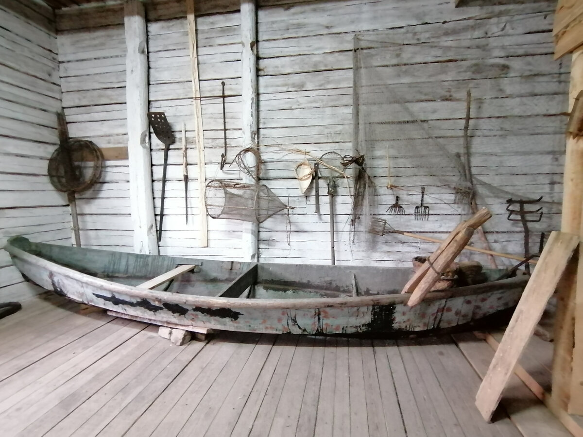 Лодка - полушитик. Сделана из дерева и "дошиты" борта. Фото автора