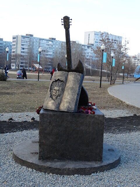 Памятник михаилу горшеневу фото Мне очень грустно, что в сердце пусто... Могила Михаила Горшенёва (Горшка) на Бо