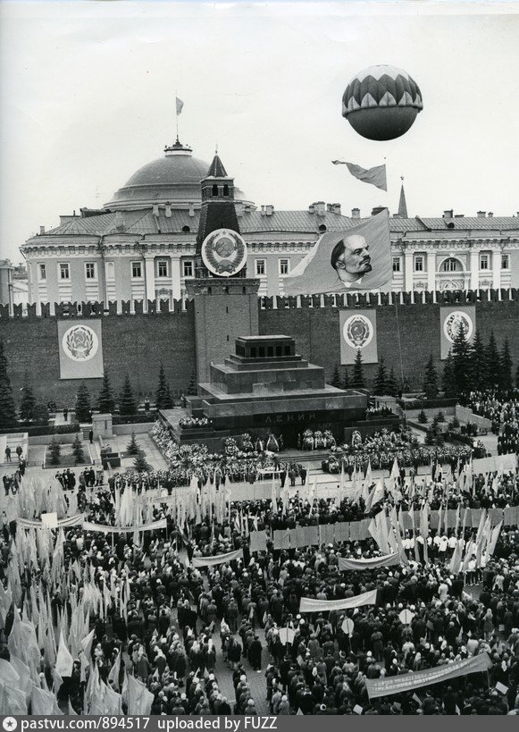 Манифестация молодёжи на Красной площади в честь столетия В.И. Ленина, 1970. С сайта www.pastvu.com.