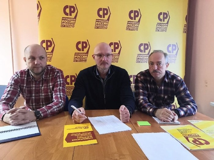 На пресс-конференции. А. Перминов в центре. Фото предоставлено отделением СР ЛО