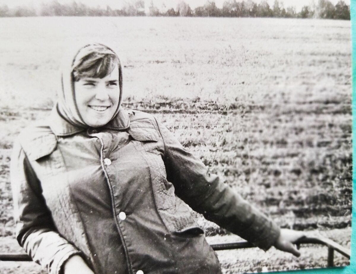 Советская традиция посылать студентов «на картошку» забыта. А вот воспоминания об этих поездках живы.                  -6