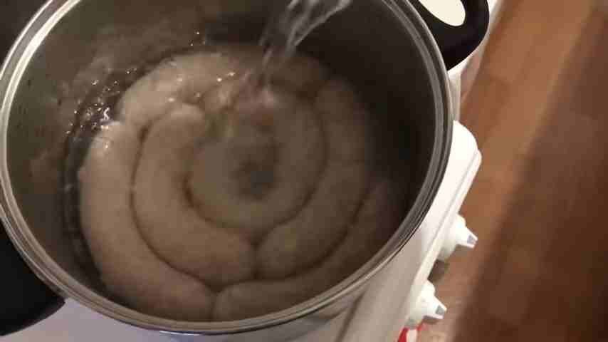 2. Заливаем кипятком. Должно быть достаточно много, и колбаски хорошо прогрелись (на такое количество колбасок я использовал 1,5 ЛИТРОВ кипятка. Колбаски можно немного пошевелить вилкой. Накрываем кастрюлю крышкой и оставляем на 10 минут.
