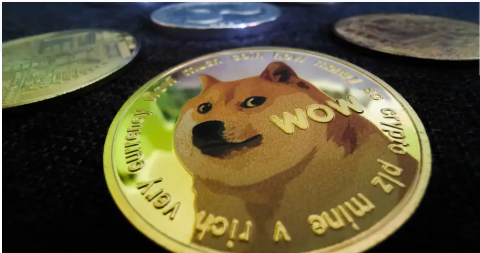 Логотип Dogecoin на импровизированной золотой монете