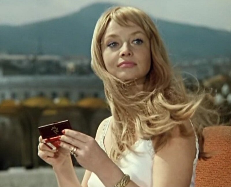 Кадр из фильма «Иван Васильевич меняет профессию» (1973). Скриншот. Галерея - что за тушь и в каком фильме она тоже мелькает?