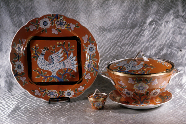 Сергей Медведев (роспись). Отари Мухигули (форма «Прима», 1964). Комплект «Белая птица». 1973. Дулёво. РИА Новости. Фото № 546805. Источник: visualrian.ru