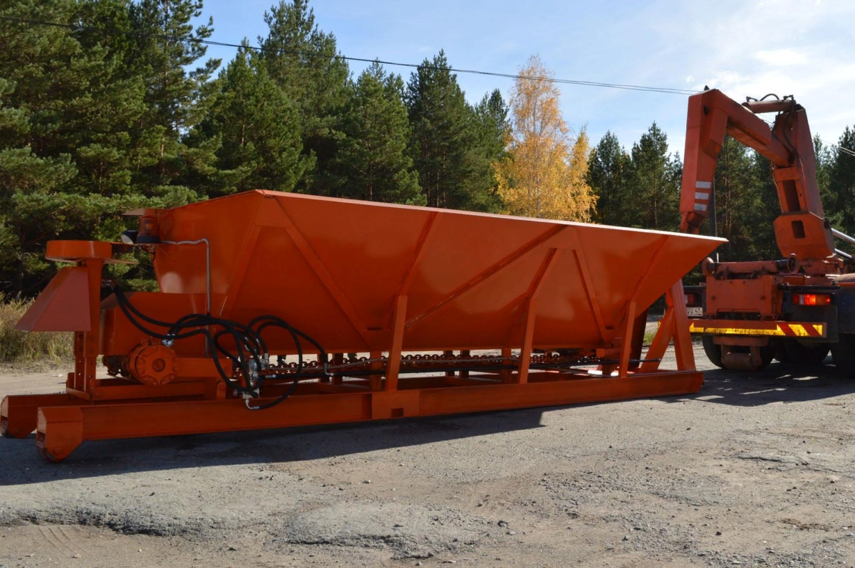 Ярчайший пример — мультилифт с пескоразбрасывающим оборудованием.