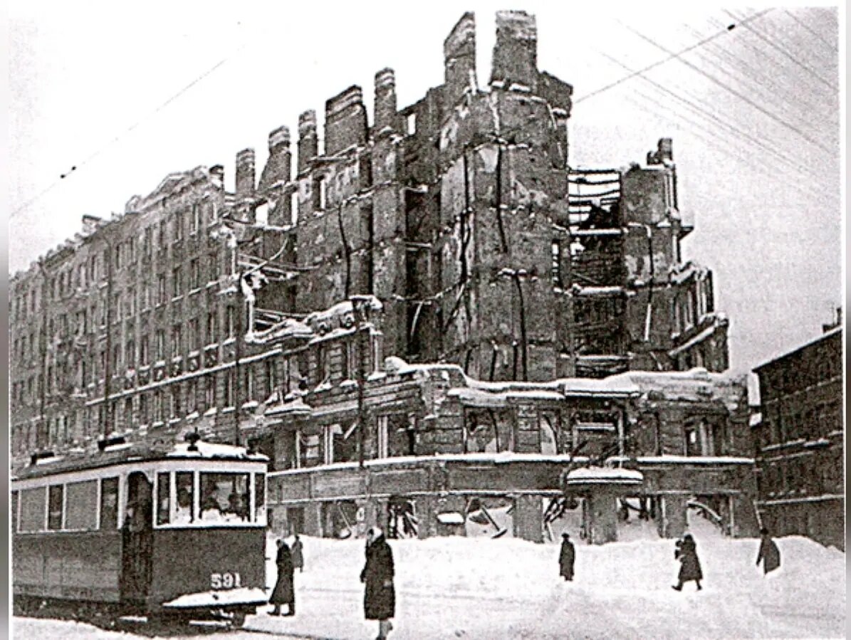Бомбёжки в этом районе были сильными. 