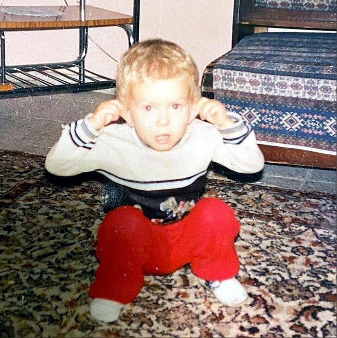 Энгин озтюрк и три его сестры в детстве