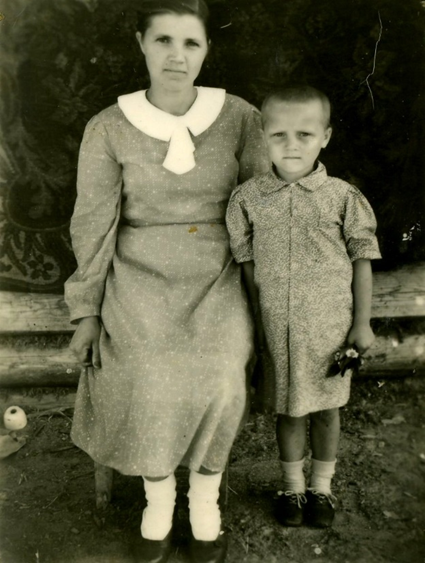 Г. Жиздра, 1945г. Е.С. Шамарова (тётя Дуся) с дочерью Анной после оккупации.